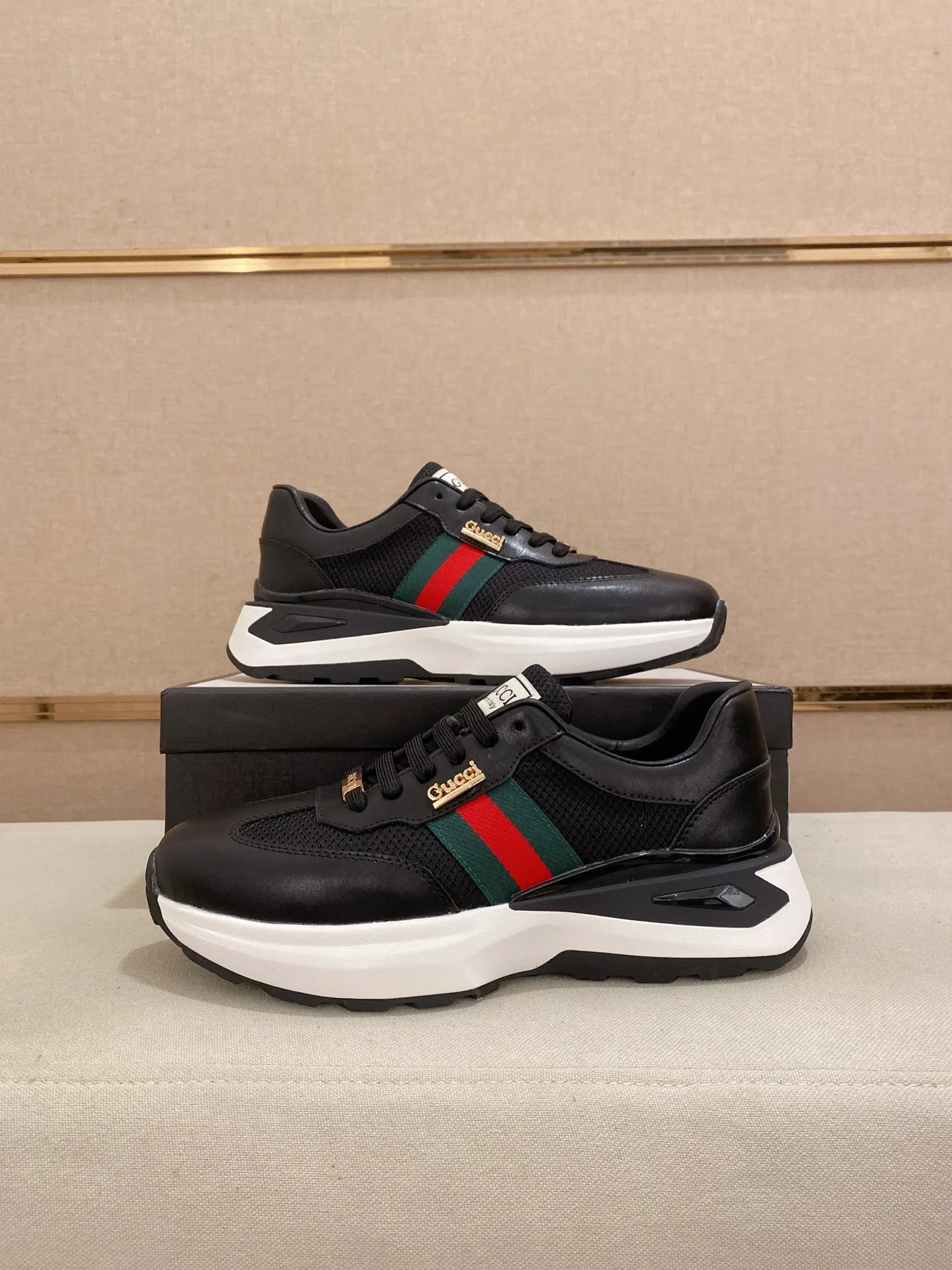 Men's shoes 💰 462💰The new GUCCI (Gucci) counters are launched simultaneously. The new men's shoes, 😘fabrics are selected from imported cowhide, and the lining is sheepskin lining. 👍🏿 High-end ☄️ air-cushion molded anti-slip rubber outsole, exquisite lines, simple and elegant, comfortable and high-end for leisure travel. Code number: 38 to 44 (45 can be customized and cannot be returned or exchanged)